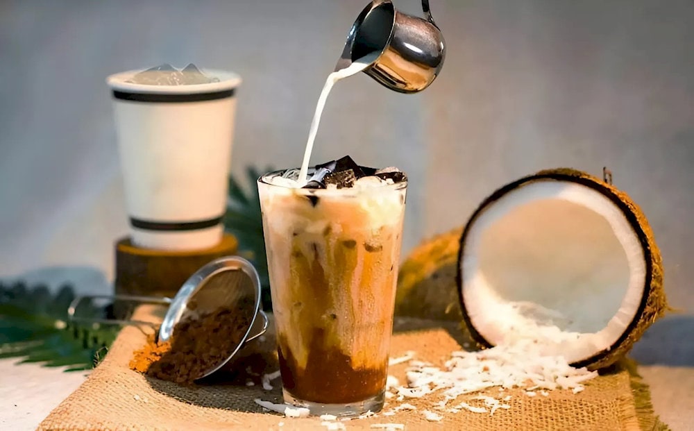 Its sweet, creamy, and super refreshing are very perfect for hot Hanoi days